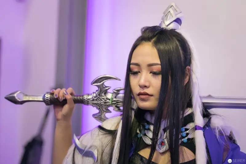 Cosplayer with Elaborate Fantasy Weapon at AniNite 2018 Convention