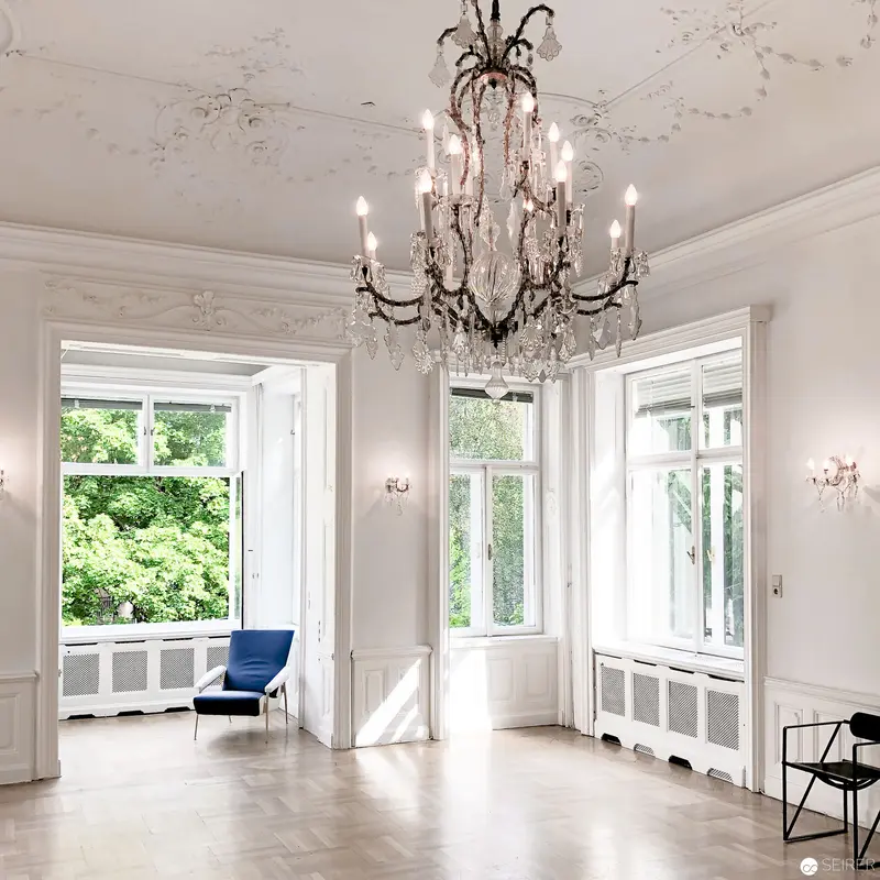 Open House Vienna 2018: Elegant White Salon with Crystal Chandelier and Blue Chair