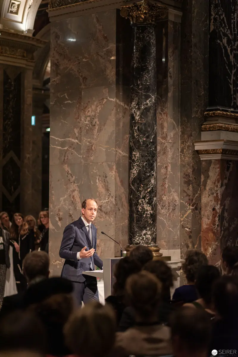 Wes Anderson Lecturing at Kunsthistorisches Museum Wien in Elegant Architectural Setting