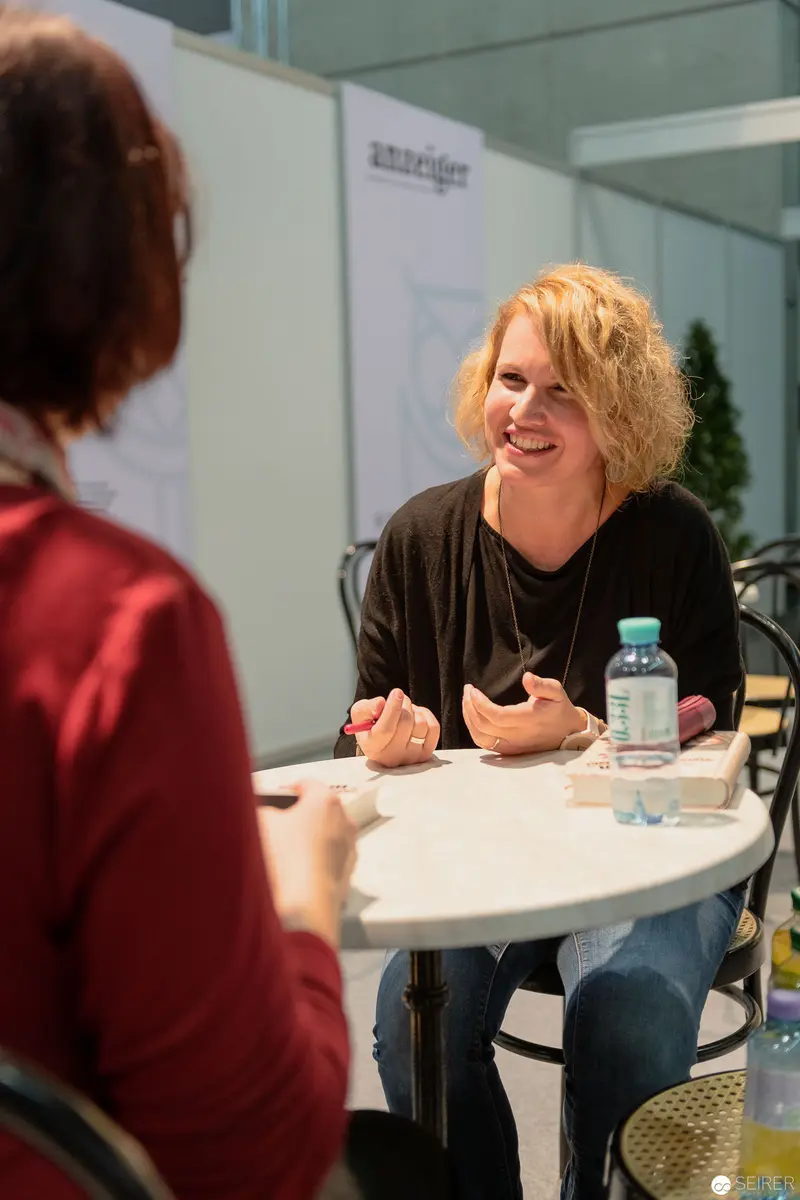 Buch Wien: Janetts Meinung Blogger in Animated Conversation at Literary Event