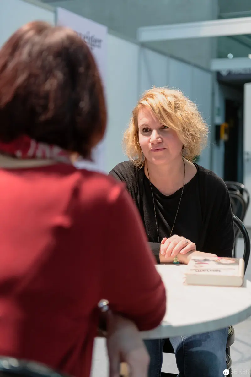 Janetts Meinung Dialogue: Two Women at an Intimate Conversation Table