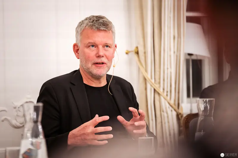 Arne Dahl Discussing "Fünf plus Drei" During Book Reading at Buch Wien 2018