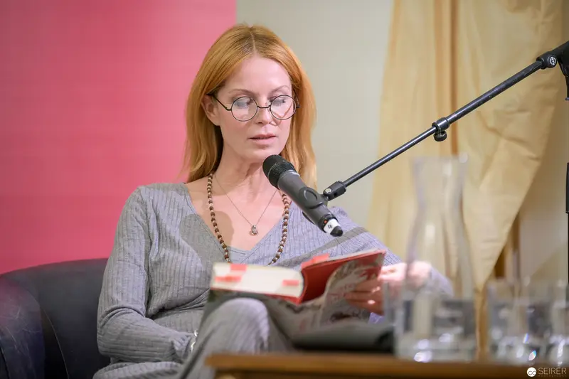 Kate Morton Reading "Die Tochter des Uhrmachers" at Literary Event