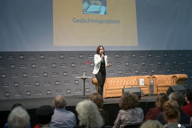 Gedächtnissproblem Event: Speaker Presenting on Memory Issues at ORF Conference
