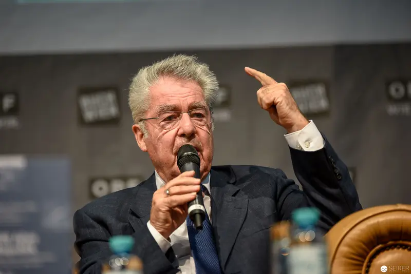 Heinz Fischer, Former Austrian President, Speaks Emphatically at Public Event