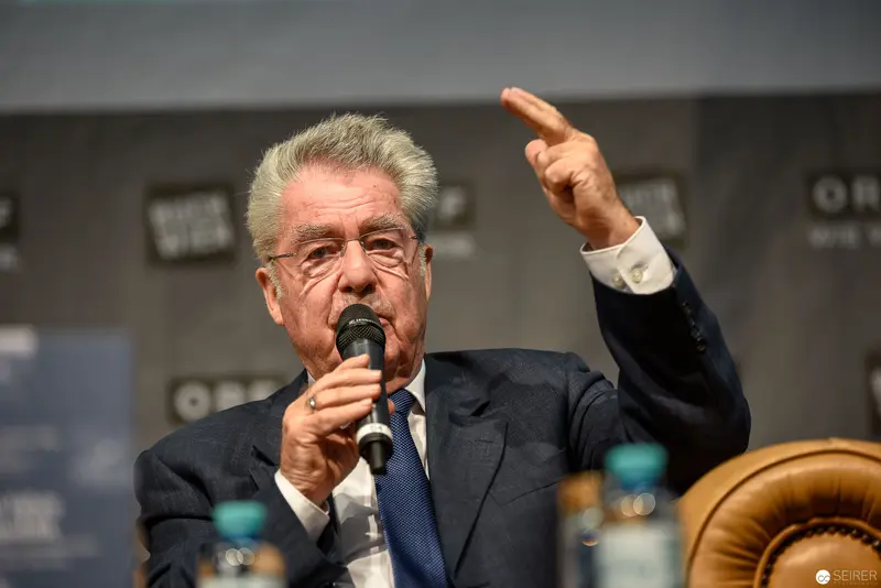 Heinz Fischer, Former Austrian President, Speaks at Public Event with Emphatic Gesture