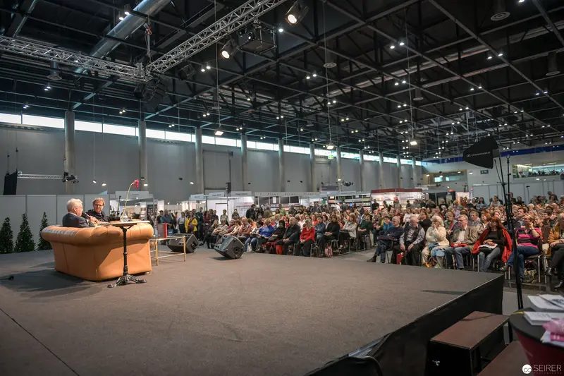 Heinz Fischer Addresses Large Audience at Public Event in Industrial Exhibition Space