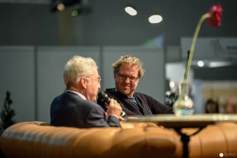 Heinz Fischer in Conversation at Formal Event, Captured in Intimate Dialogue