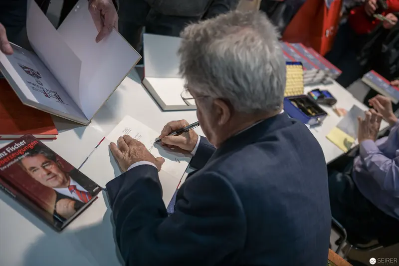 Heinz Fischer Signing Book at Literary Event, Bundespräsident Autographing Personal Memoir
