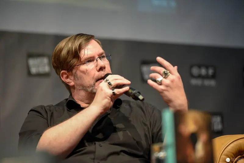 Markus Heitz Speaks at Buch Wien with Passionate Gesture