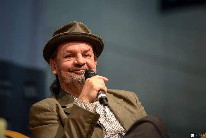 Bernd Flessner Presenting "Der kleine Major Tom" at Literary Event