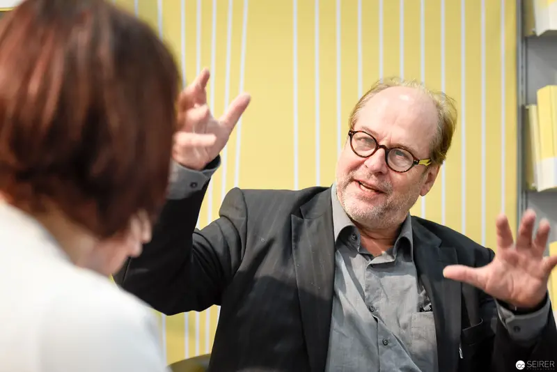 Bernd Flessner Animatedly Discussing "Der kleine Major Tom" at Buch Wien Event