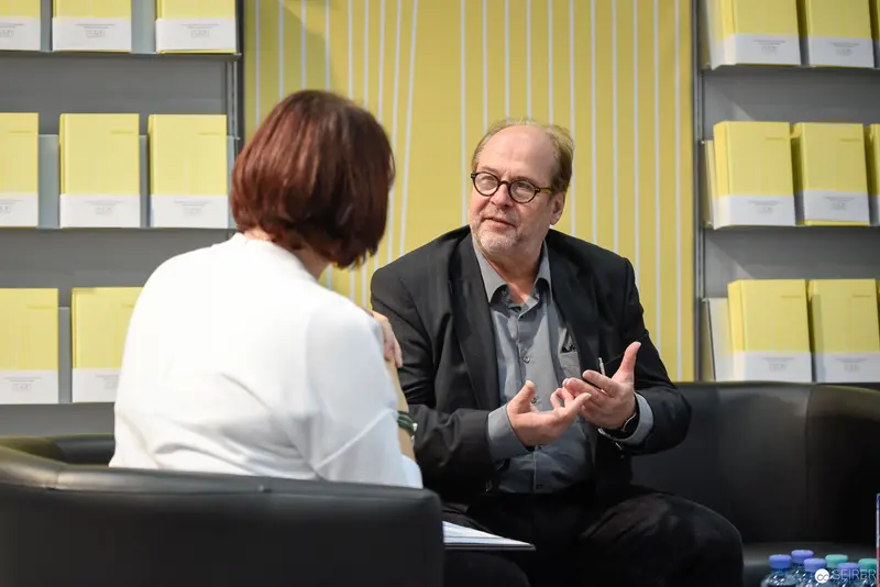 Bernd Flessner Discusses "Der kleine Major Tom" During Literary Presentation