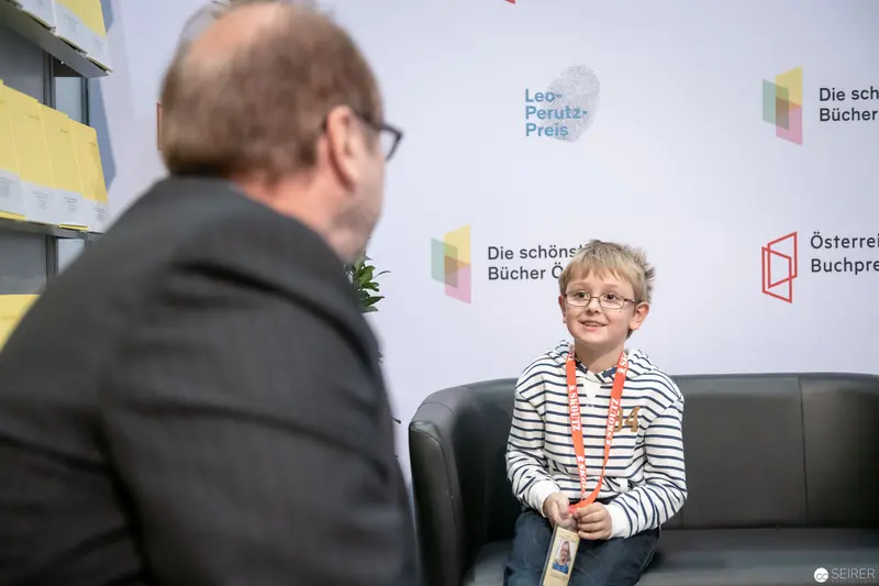 Leo-Deutz-Preis: Young Participant in Striped Shirt Interviews Presenter
