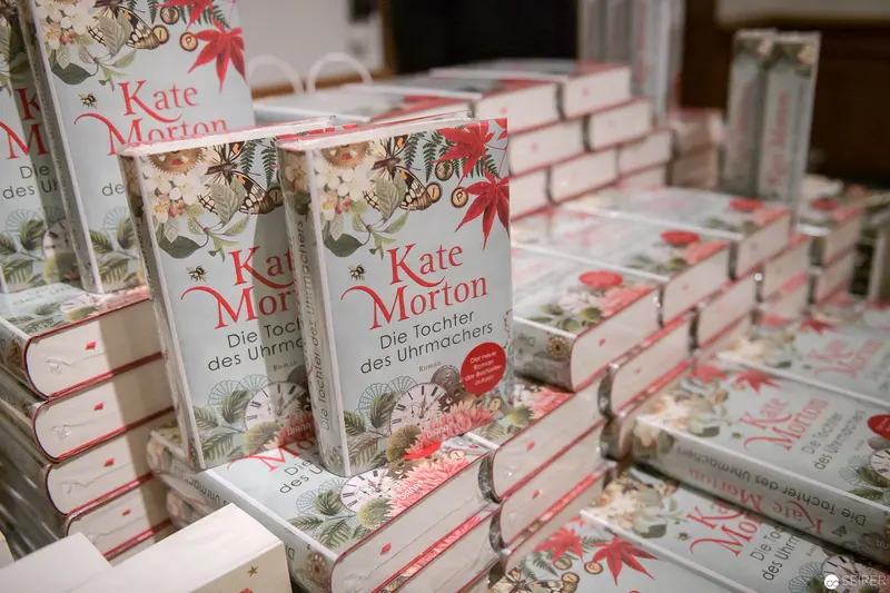 Kate Morton Book Display with Multiple Copies of "Die Tochter des Uhrmachers"