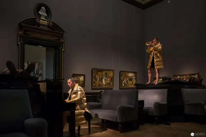 Ganymed Performance at Kunsthistorisches Museum Wien: Sculptural Figures in Golden Attire