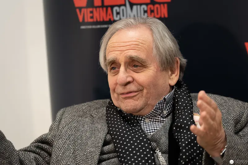 Sylvester McCoy at Vienna ComicCon 2018, Animated Gesture During Interview