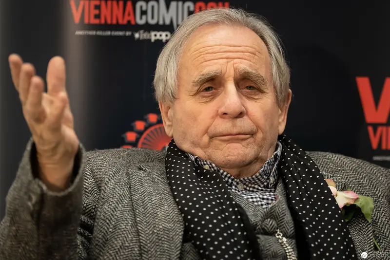 Sylvester McCoy at Vienna ComicCon 2018, Gesturing in Tweed and Polka Dots