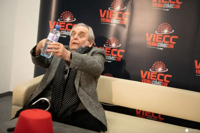 Sylvester McCoy Gesturing with Water Bottle at VIECC Vienna ComicCon 2018