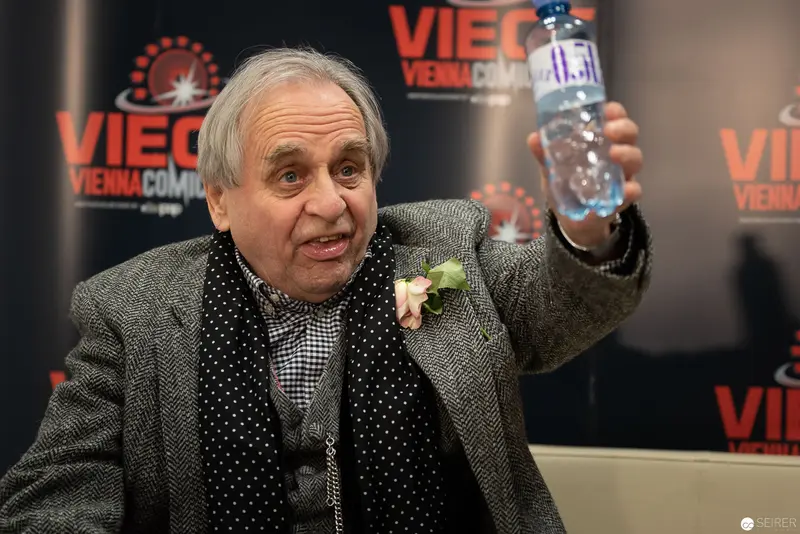 Sylvester McCoy Holding Water Bottle at Vienna ComicCon 2018 Press Event