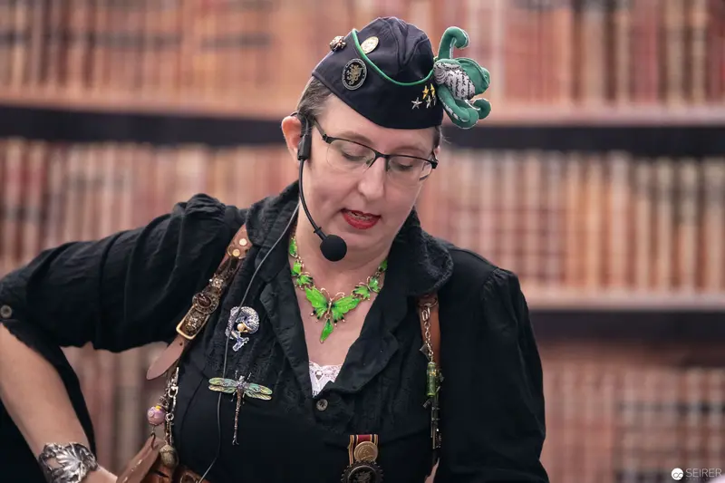Steampunk Cosplayer in Green and Black at Vienna ComicCon 2018