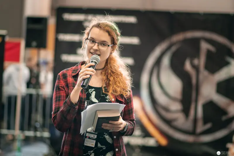 Speaker Presenting at Vienna ComicCon 2018 in Plaid Flannel Shirt