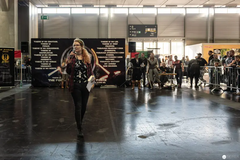 Female Cosplayer Walking Dramatically at Vienna ComicCon 2018 Event Entrance