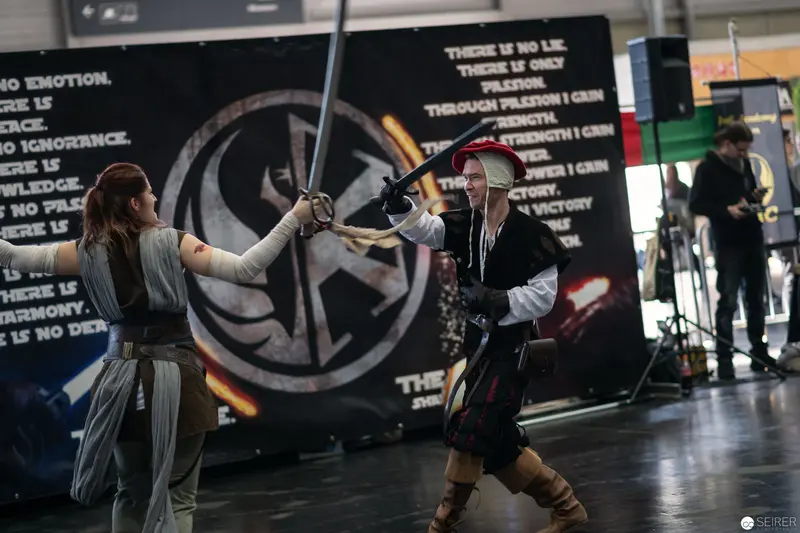 Star Wars Cosplay Duel at Vienna ComicCon 2018: Rey and Kylo Ren Face Off