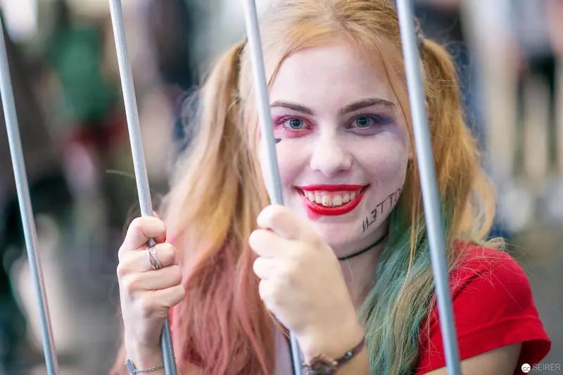 Harley Quinn Cosplay at Vienna ComicCon 2018: Blonde Performer Behind Bars