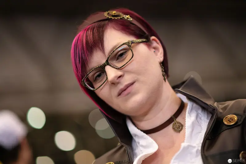 Vibrant-Haired Attendee in Glasses at Vienna ComicCon 2018 Showcase