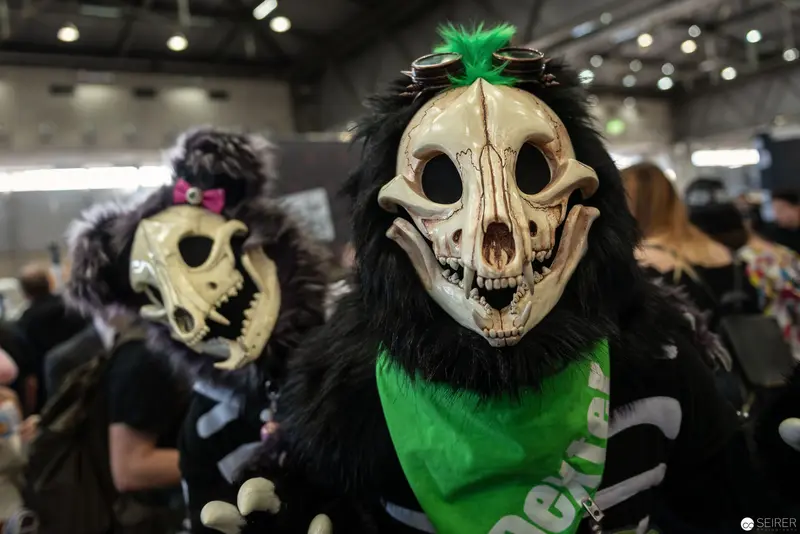 Skull-Masked Cosplayer in Green and Black at Vienna Comic Convention
