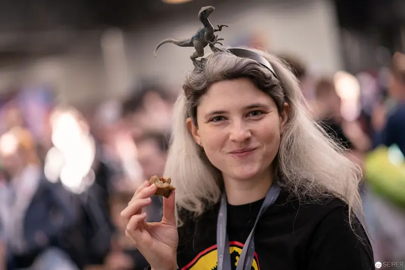 VIECC 2018 Cosplayer with Whimsical Scorpion Headpiece Enjoying Convention Moment