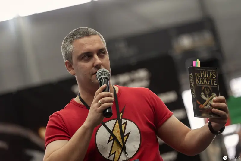 Speaker in Flash T-Shirt Discusses Book at Vienna ComicCon 2018