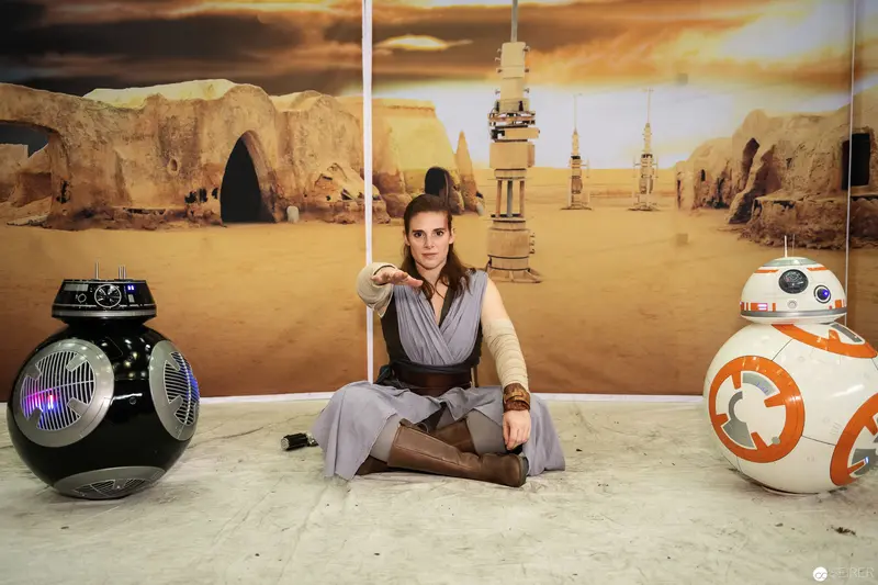 Star Wars Cosplay Tableau at Vienna ComicCon 2018: Jedi Amid Droids and Desert Landscape