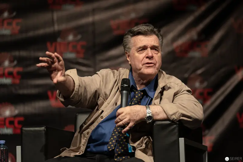 Animated Speaker at Vienna ComicCon 2018, Gesturing with Intensity