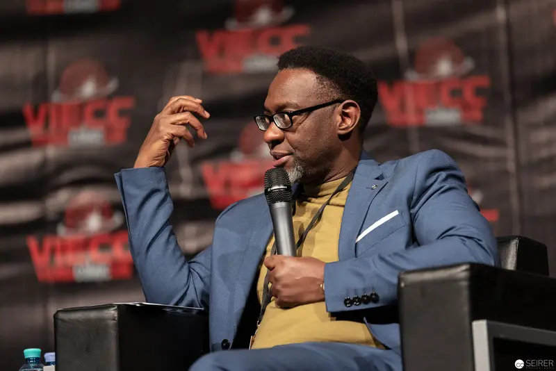 Speaker Discussing at Vienna ComicCon 2018 in Animated Gesture