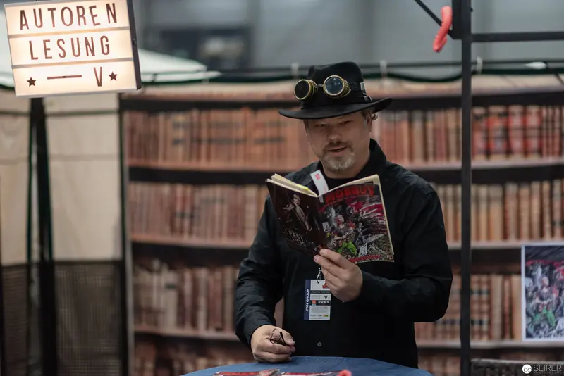 Steampunk Reader Explores Comic Book at Vienna ComicCon 2018 Author Reading
