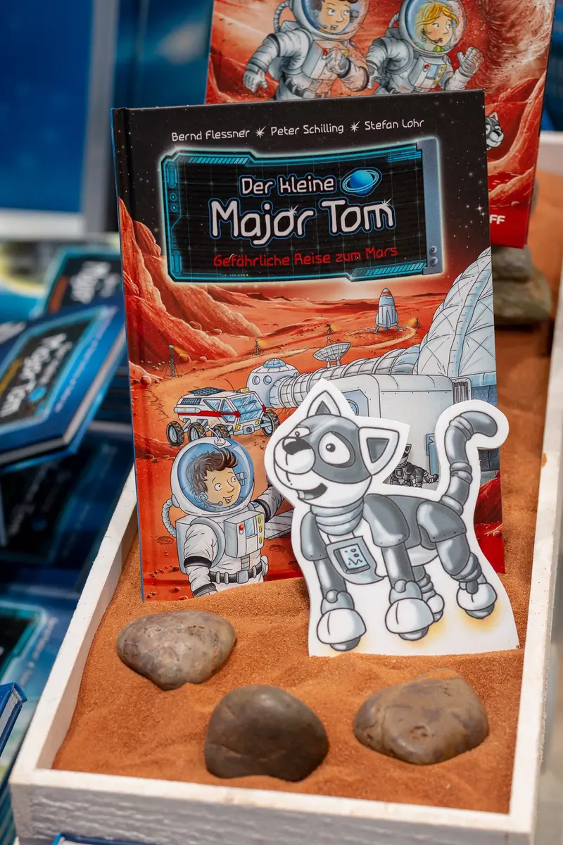 German Children's Book "Der Kleine Major Tom" with Space Cat Illustration