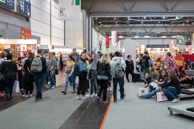 Book Fair Crowd Dynamics: Attendees Navigating Exhibition Hall Space