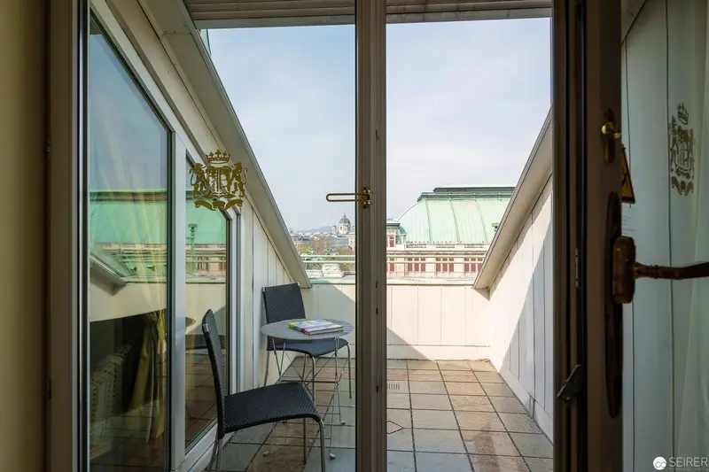 Hotel Bristol Vienna: Balcony View through Glass Doors with Urban Landscape