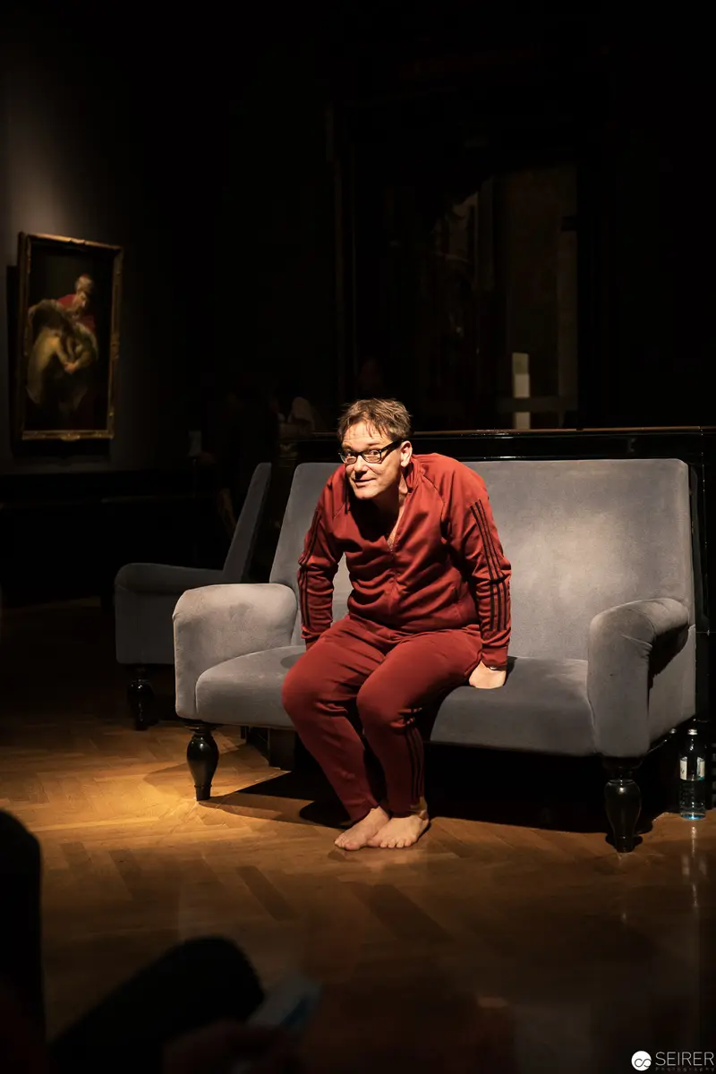 Ganymed In Love 2019: Solitary Performance in Contemplative Red Ensemble