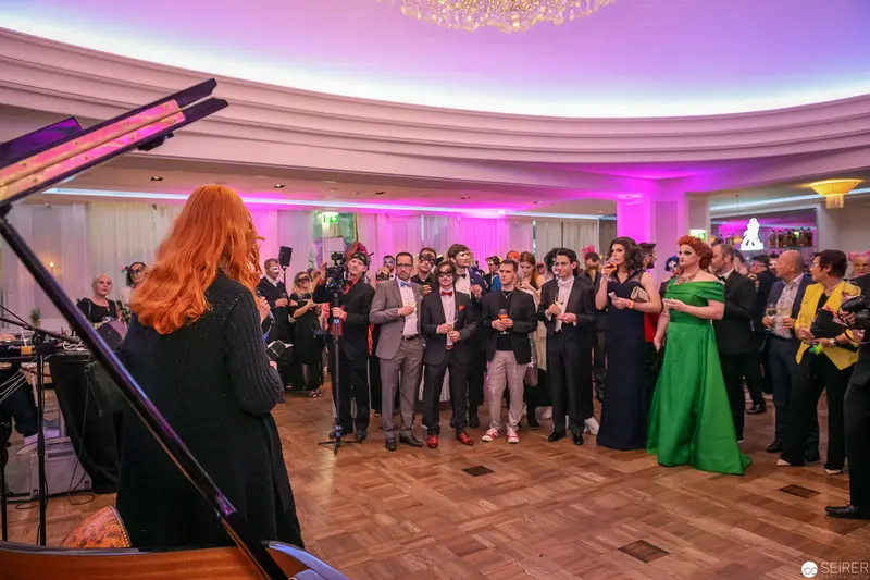 Gala Evening Performance with Pianist and Crowd in Elegant Reception Hall