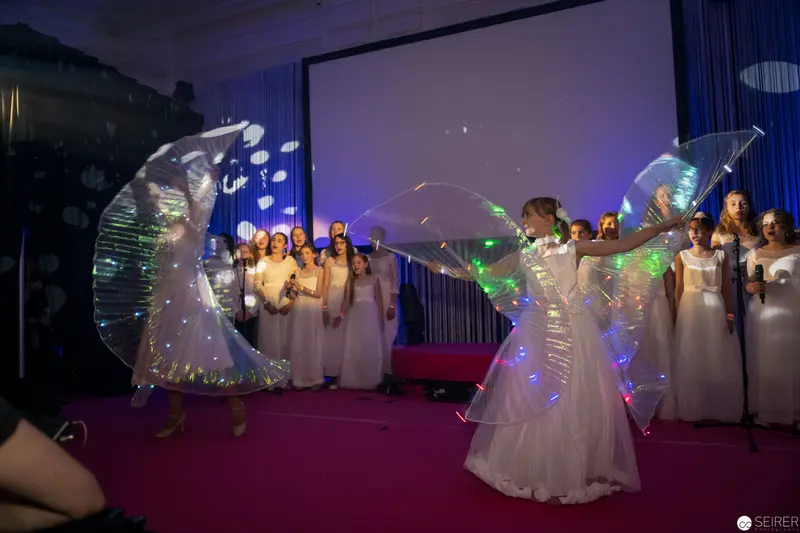 Luminescent Performance with Illuminated Dancers in White Ethereal Costumes