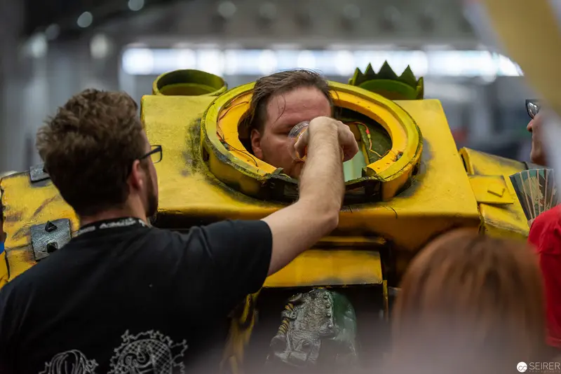 VIECC 2019 Cosplayer Interacting with Elaborate Yellow Mechanical Costume Prop