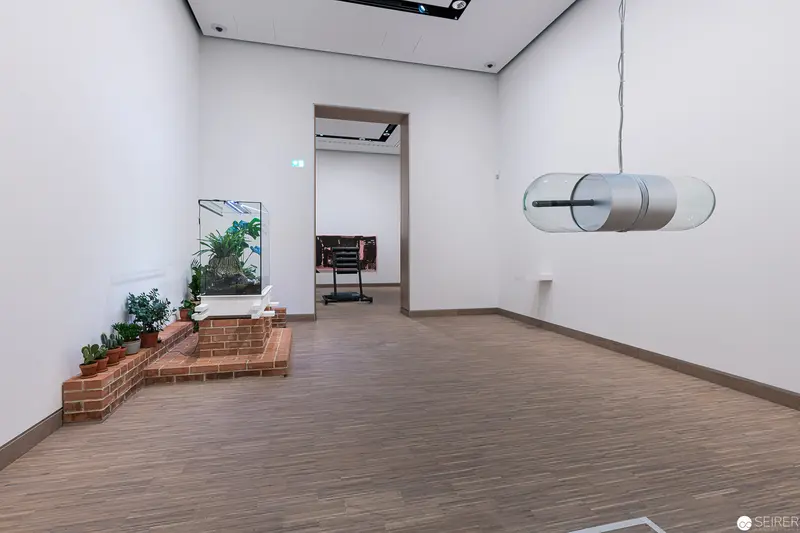 Künstlerhaus Vereinigung Wien: Minimalist Interior with Architectural Intervention