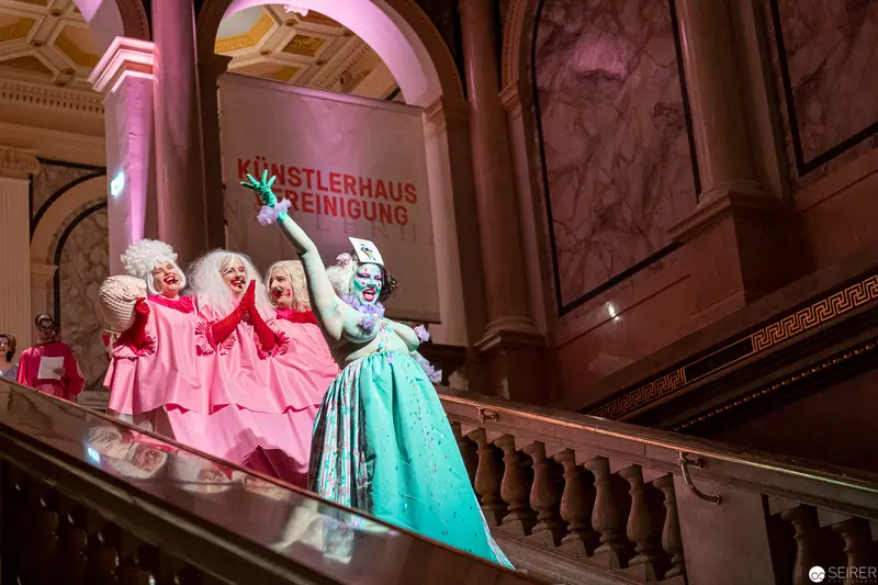 Künstlerhaus Vereinigung Wien ReOpening: Performers in Vibrant Pink and Turquoise Costumes
