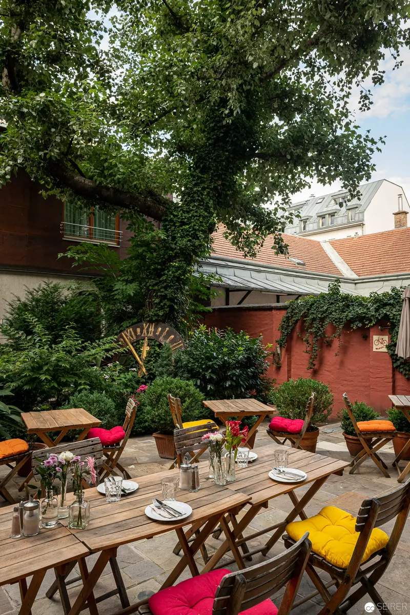 Outdoor Dining in Urban Garden at Foto Reportage Boutiquehotel Stadthalle, Wien