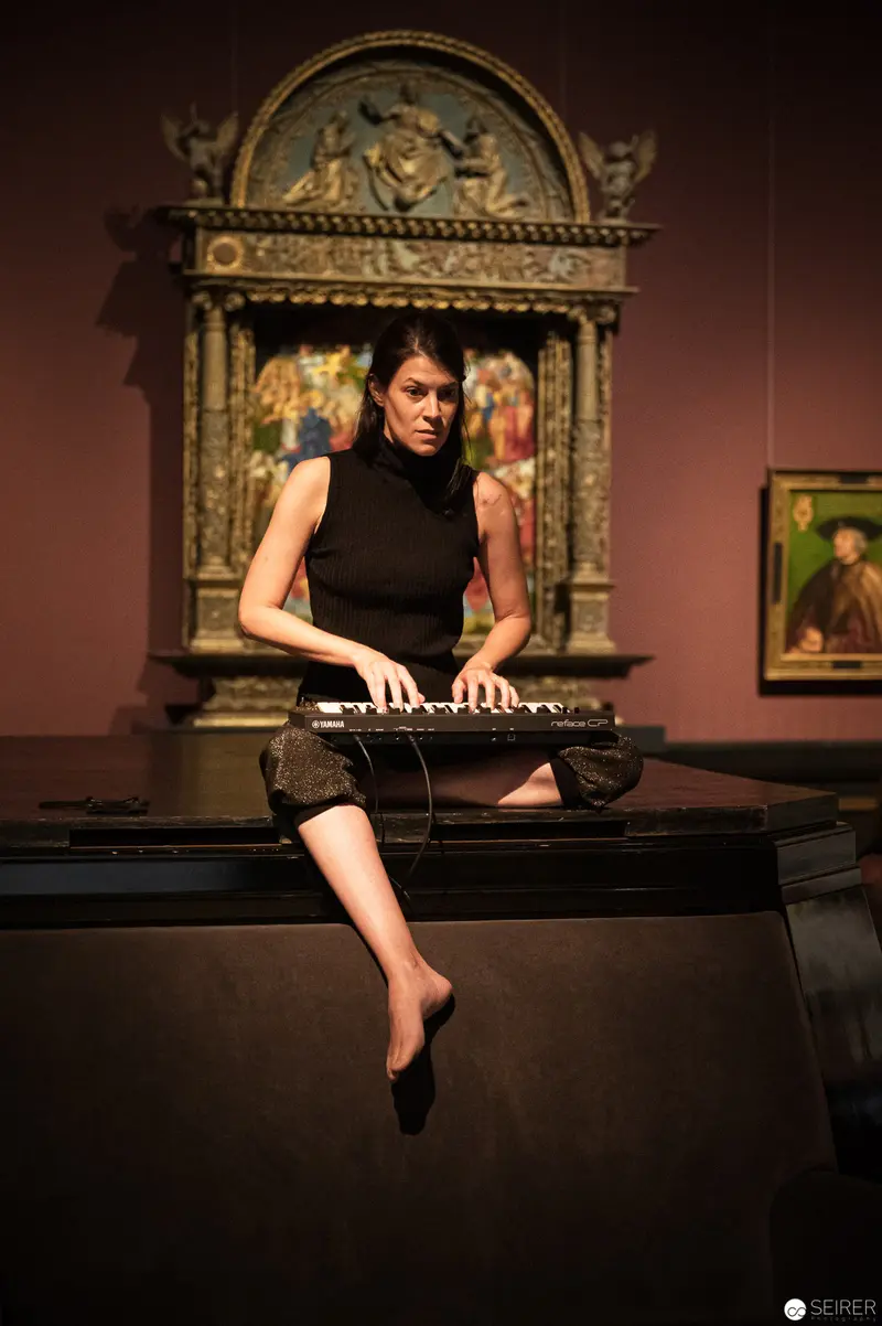 Performance Ganymed: Musician at Kunsthistorisches Museum Wien with Ornate Backdrop