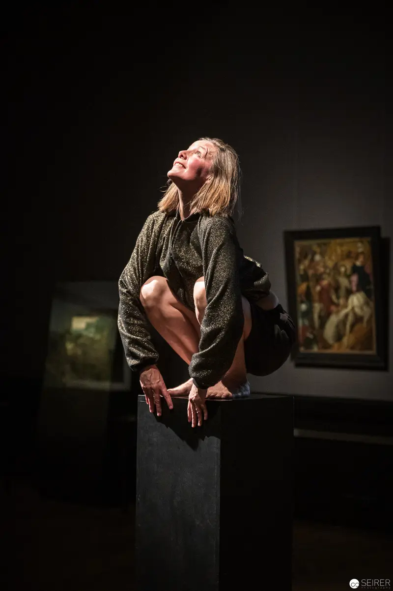 Performance Ganymed: Dramatic Pose at Kunsthistorisches Museum Wien KHM