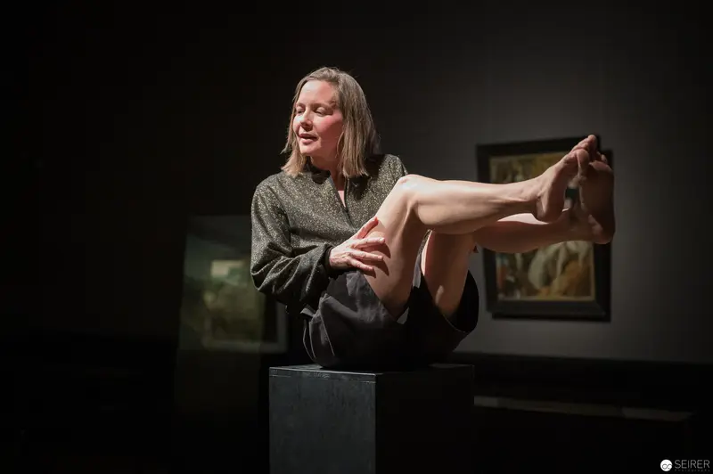 Performance Ganymed: Expressive Performer on Pedestal at Kunsthistorisches Museum Wien